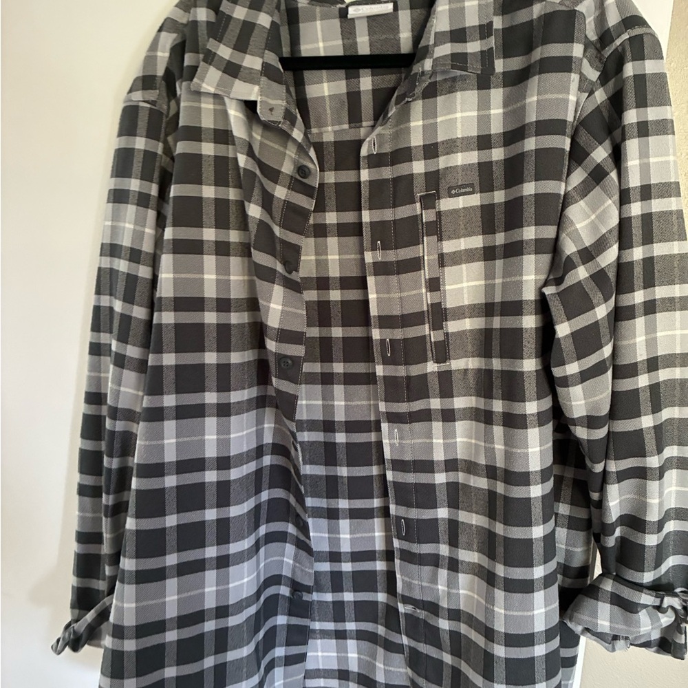 Columbia Men's Gray Plaid Button up